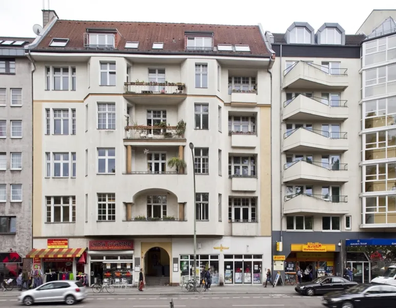 Zentral gelegene Altbauwohnung mit Charme und viel Platz für Familie und Freunde. — photo 1